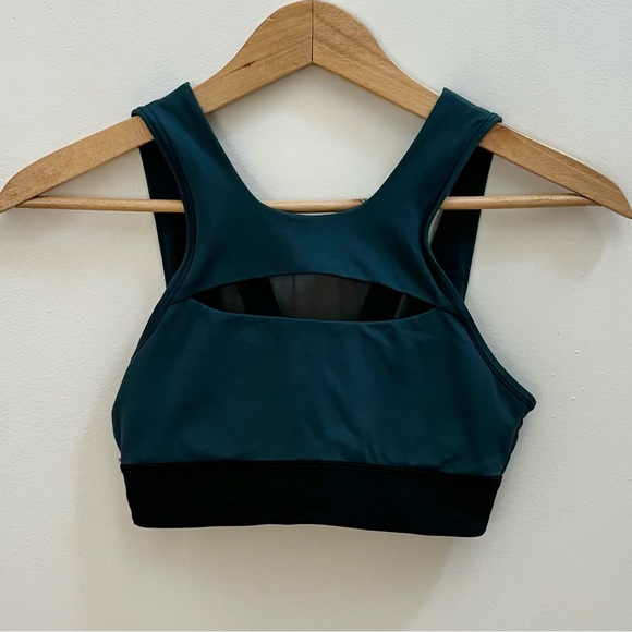 Lululemon Green/Black Sports Bra with Mesh Cut Out Size 4 - Picture 3 of 6